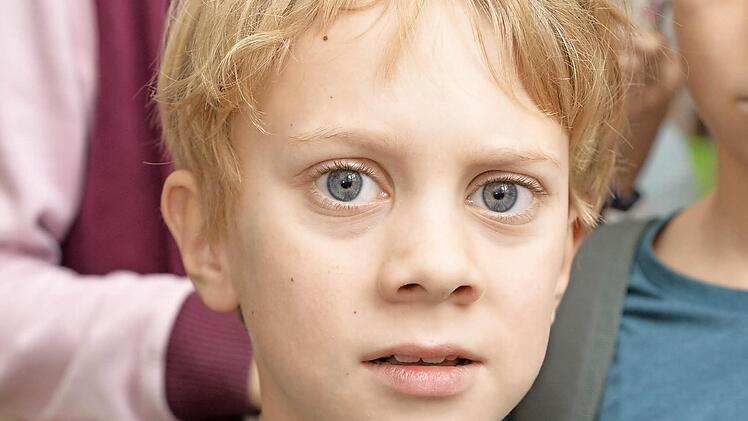 Phillip (8) aus Hohenkirchen: Meine Schwester studiert hier an der Uni und ich besuche sie, deshalb bin ich heute in die Vorlesung gekommen. Mir hat es ganz gut gefallen. Aber richtige Tagebücher schreiben die Bäume ja nicht, aber man kann halt viel von den Jahresringen ablesen." Foto: Ronald Rinklef