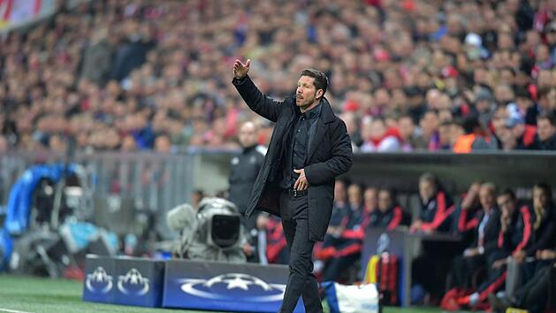 Altletico Madrids Trainer Diego Simeone gestikuliert an der Seitenlinie. Foto: Peter Kneffel/dpa