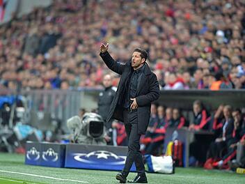 Altletico Madrids Trainer Diego Simeone gestikuliert an der Seitenlinie. Foto: Peter Kneffel/dpa
