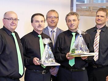 Bei der Ehrung (v. l.): Vorsitzender Richard Dorsch, Bernhard Maltenberger, Michael Knörlein, Franz Roth und Alwin Wagner Foto: Franz Galster