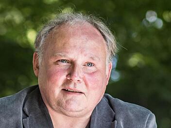 Freut sich auf die Erstaufführung von Leo Falls Meisterwerk "Der fidele Bauer" auf der Waldbühne Heldritt: Spielleiter Claus J. Frankl. Foto: Jochen Berger