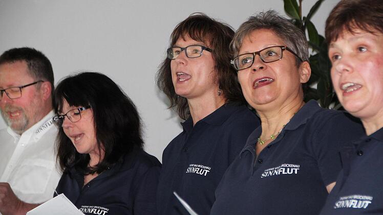 Unbestrittener Höhepunkt der feierlichen Verabschiedung war das Lied vom Team der Therme Sinnflut - mit vielen Strophen. Fotos: Ulrike Müller