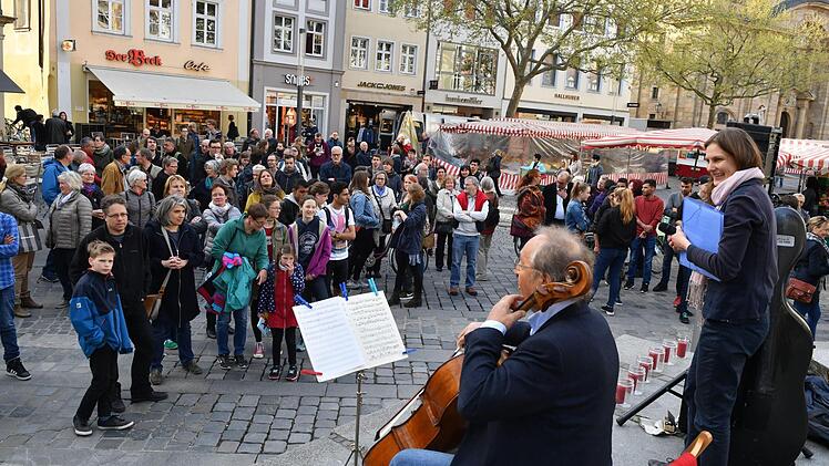 Mahnwache am vergangenen Montag: Cellist Karl Heinz Busch mit Pfarrerin Mirjam Elsel vom Netzwerk Bildung und Asyl (rechts) - auch am 1. Mai wird ab 18 Uhr am Gabelmann demonstriert. Foto: Ronald Rinklef