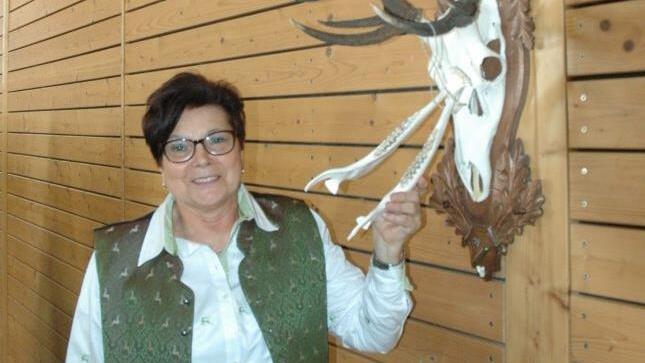 Christa Schefczik zeigt stolz den Zwölfender, den ihre Jägerkollegin Ramona Herold erlegt hat. Foto: Edwin Meißinger