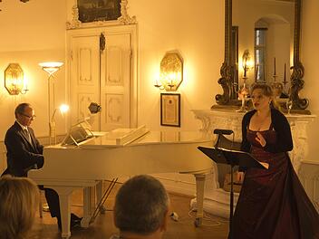 Einen auf's Schönste arrangierten bunten Melodienstrauß präsentierten Bernd Schellhorn und Nicole Umbreit im Mitwitzer Wasserschloss.Nicole Julien-Mann
