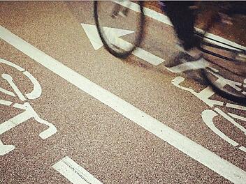 Im Straßenverkehr hat oft das Auto Priorität: Dabei bietet das Fahrrad zahlreiche Vorteile.Symbolbild/Siegfried Farkas