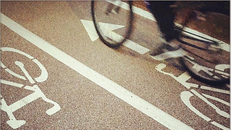 Im Straßenverkehr hat oft das Auto Priorität: Dabei bietet das Fahrrad zahlreiche Vorteile.Symbolbild/Siegfried Farkas