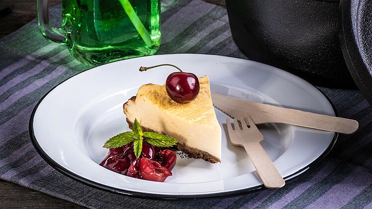Auf dem Grill kann man nicht nur Fleisch und Gemüse zubereiten, sondern sogar viele verschiedene Desserts wie zum Beispiel diesen Käsekuchen.