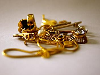 Rothenburg ob der Tauber: Mann stiehlt Goldkette