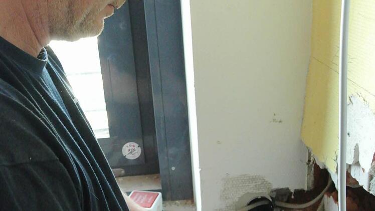 Matthias Rudolph von der Wonfurter Elektrofirma zwirbelt an der Jalousiensteuerung.