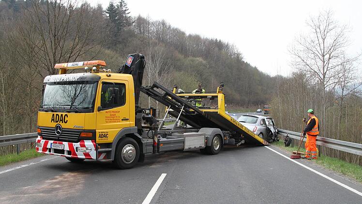 Kurz vor 14.30 Uhr wurde der Unfall-Wagen abgeschleppt.