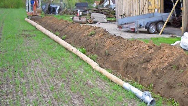 Auch wenn - wie hier in Lindau - ein Minibagger im Einsatz war: Maibaum klauen ist oft mit viel Arbeit verbunden. Fotos: Sonja Adam