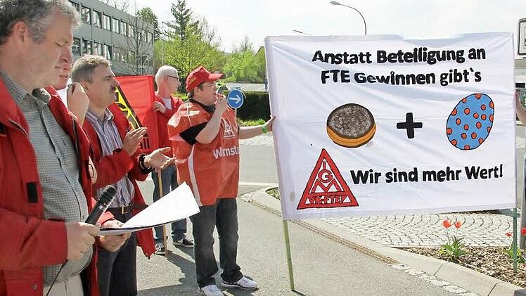 Mehr wert als einen Krapfen im Fasching und ein Ei zu Ostern. Gewerkschafts-und Betriebsratsvertreter bei FTE in Ebern; Jürgen Hennemann, Matthias Gebhardt, Werner Strätz und Karin Wirsing (im Bild von links). Fotos: Ralf Kestel