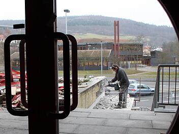 Die Sanierungsarbeiten an der Dreifach-Turnhalle des Schulzentrums laufen auf Hochtouren. Da müssen die Schüler die ein oder andere Lärmbelästigung hinnehmen. Fotos: Ulrike Müller