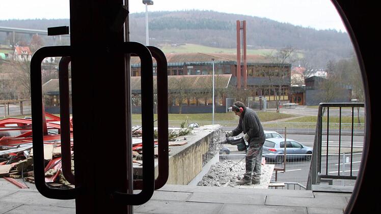 Die Sanierungsarbeiten an der Dreifach-Turnhalle des Schulzentrums laufen auf Hochtouren. Da müssen die Schüler die ein oder andere Lärmbelästigung hinnehmen. Fotos: Ulrike Müller
