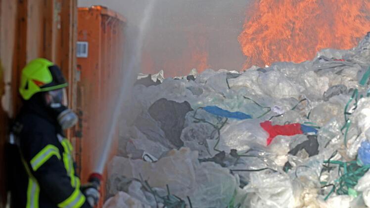 Ein Großbrand in der Müllsortieranlage der Firma Veolia in Bergrheinfeld (Lkr. Schweinfurt aus). Foto: News5 / Herse