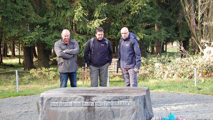 An einem Gedenkstein, unmittelbar an der Frankenwaldhütte Fotos: Oliver Schmidt