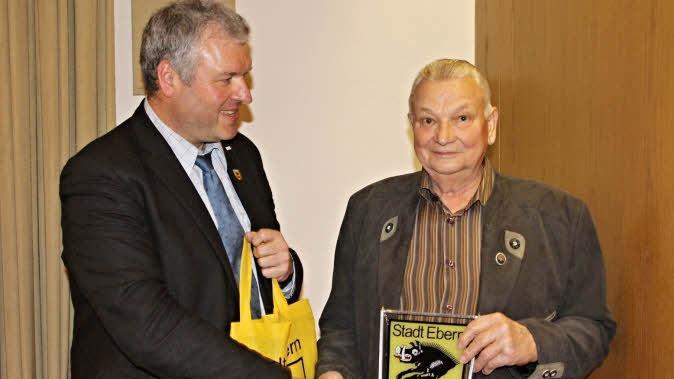 Bürgermeister Jürgen Hennmann zeichnete Herbert Angermüller aus. Foto: Helmut Will