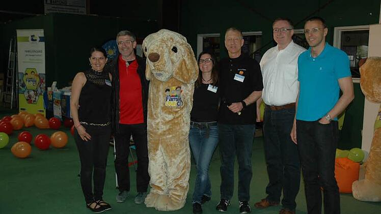 Nathalie Dikomey (Landratsamt Familienbüro), Landrat Michael Busch, der Hund Eddi, Anja Zeitz (kommunale Jugendarbeit Landkreis Coburg), Rainer Falch vom Sportland Coburg, Udo Döhler, Bürgermeister von Dörfles-Esbach, und der Gemeimdejugendpfleger von Dörfles-Esbach, Matthias Mauer, hießen Groß und Klein am Familienaktionstag willkommen. Foto: Edwin Meißinger
