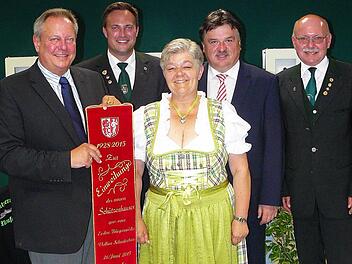 Freude über die Einweihung des neuen Vereinsheims der Untersteinacher Schützen: Bürgermeister Volker Schmiechen, Bezirksschützenmeister Alexander Hummel, Vorsitzende Inge Winkler, Landrat Klaus Peter Söllner und Landesschützenmeister Hans-Peter Gäbelein. Fotos: Wulf