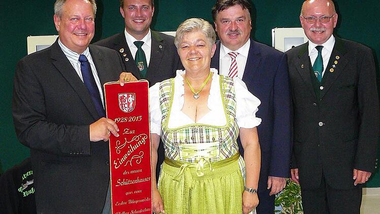 Freude über die Einweihung des neuen Vereinsheims der Untersteinacher Schützen: Bürgermeister Volker Schmiechen, Bezirksschützenmeister Alexander Hummel, Vorsitzende Inge Winkler, Landrat Klaus Peter Söllner und Landesschützenmeister Hans-Peter Gäbelein. Fotos: Wulf