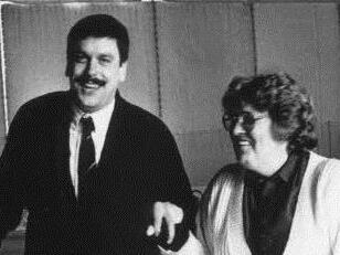 Ausflug aufs Eis: Oberbürgermeister, 15 Stadtratsmitglieder sowie Vertreter von Bauamt und Kämmerei besichtigten im November 1988 die Eishalle in Wernau (Baden-Württemberg). Norbert Tessmer, inzwischen Oberbürgermeister, führt hier seine SPD-Fraktionskollegin Marianne Adler. Die hatte 1978 noch gegen den Bau einer Eishalle durch die Stadt gestimmt.  Foto: CT-Archiv