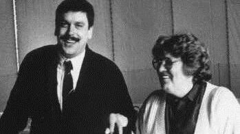 Ausflug aufs Eis: Oberbürgermeister, 15 Stadtratsmitglieder sowie Vertreter von Bauamt und Kämmerei besichtigten im November 1988 die Eishalle in Wernau (Baden-Württemberg). Norbert Tessmer, inzwischen Oberbürgermeister, führt hier seine SPD-Fraktionskollegin Marianne Adler. Die hatte 1978 noch gegen den Bau einer Eishalle durch die Stadt gestimmt.  Foto: CT-Archiv