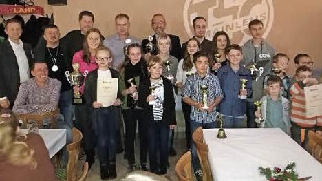 Die Vereinsmeister und Platzierten mit B&uuml;rgermeister und TSC-Vorsitzendem Robert Bosch (links) Foto: privat