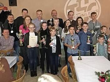 Die Vereinsmeister und Platzierten mit Bürgermeister und TSC-Vorsitzendem Robert Bosch (links) Foto: privat