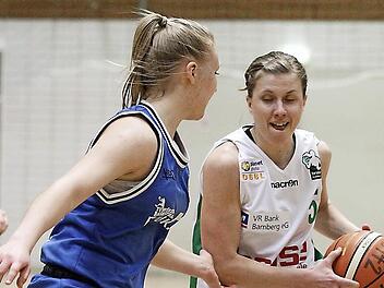 Hauteng bewacht wird in dieser Szene die Bambergerin Liisi Sokman von der Würzburger Leistungsträgerin Jessika-Stefanie Schiffer (l.). Foto: sportpress