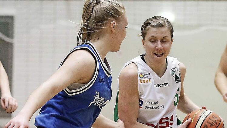 Hauteng bewacht wird in dieser Szene die Bambergerin Liisi Sokman von der Würzburger Leistungsträgerin Jessika-Stefanie Schiffer (l.). Foto: sportpress