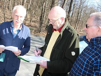 Drei von 150 Anwohnern, die bislang mit ihrer Unterschrift gegen die Parkplatz-Pläne an den Oberen Kellern protestieren (von links): Benno Fischera, Albert Weber und Manfred Kupfer. Foto: Ekkehard Roepert
