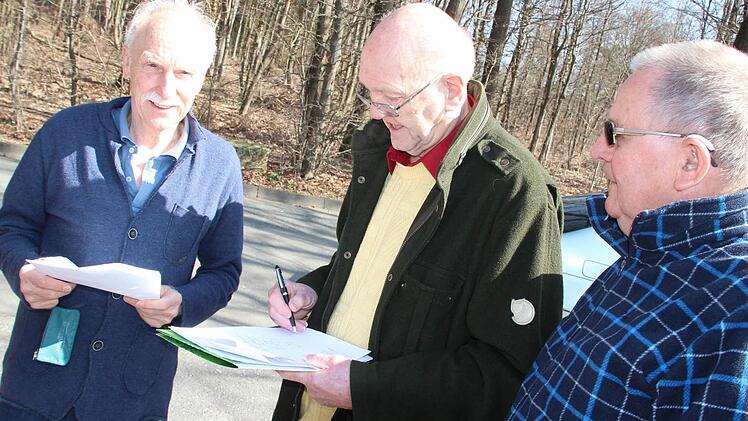 Drei von 150 Anwohnern, die bislang mit ihrer Unterschrift gegen die Parkplatz-Pläne an den Oberen Kellern protestieren (von links): Benno Fischera, Albert Weber und Manfred Kupfer. Foto: Ekkehard Roepert