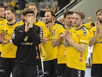 So brav wie zuletzt wollen sich die Spieler des HSC 2000 Coburg am Karsamstag sicher nicht nach dem Heimspiel gegen Melsungen von ihrem treuen Publikum verabschieden. Gegen Göppingen war Romas Kirveliavicius, Nico Büdel, Kapitän Till Riehn, Markus Hagelin, Sebastian Weber, Dominic Kelm, Lukas Wucherpfenig, Adnan Harmandic und Torwart OliverKrechel (von links) die Enttäuschung ins Gesicht geschrieben. Das soll heute Abend anders sein. Foto: Uwe Gick