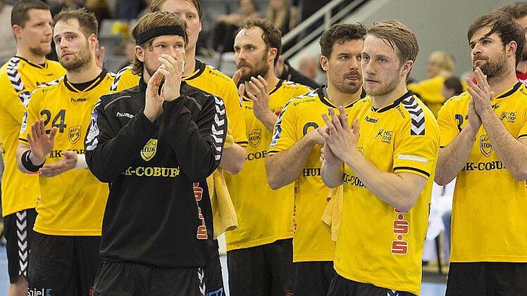 So brav wie zuletzt wollen sich die Spieler des HSC 2000 Coburg am Karsamstag sicher nicht nach dem Heimspiel gegen Melsungen von ihrem treuen Publikum verabschieden. Gegen Göppingen war Romas Kirveliavicius, Nico Büdel, Kapitän Till Riehn, Markus Hagelin, Sebastian Weber, Dominic Kelm, Lukas Wucherpfenig, Adnan Harmandic und Torwart OliverKrechel (von links) die Enttäuschung ins Gesicht geschrieben. Das soll heute Abend anders sein. Foto: Uwe Gick