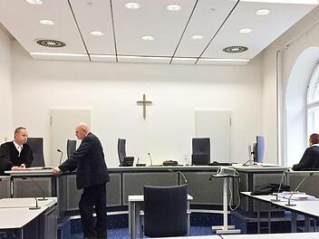 In einer Verhandlungspause (von links): Staatsanwalt Stephan Schäl, Rechtsanwalt Thomas Skapczyk und der Angeklagte  Foto: gg