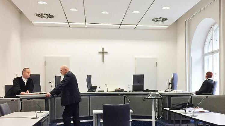 In einer Verhandlungspause (von links): Staatsanwalt Stephan Schäl, Rechtsanwalt Thomas Skapczyk und der Angeklagte  Foto: gg