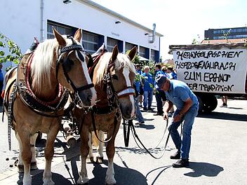 Am Bauhof ging die Reise los, die beiden Pferde Mirabell und Marille waren wie immer treue und zuverlässige Begleiter.
