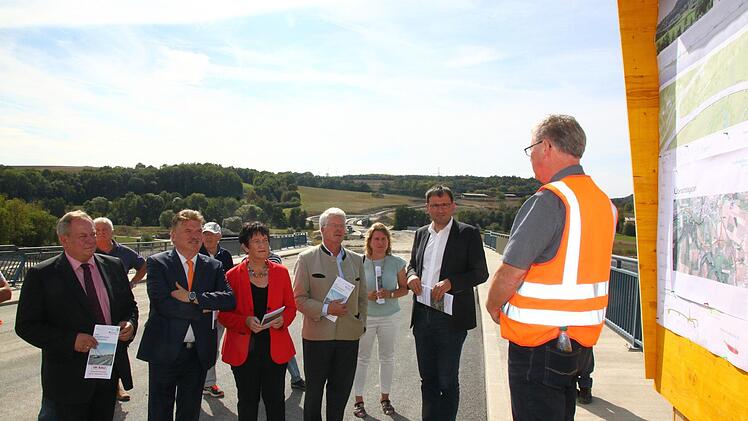 Projektleiter Fritz Baumgärtel   erklärte  das weitere Vorgehen in Sachen Umgehungsbau . Interessierte Zuhörer (vorne, von links) Bürgermeister Schmiechen, Landrat Söllner, MdL Inge Aures, MdL Ludwig von Lerchenfeld, Bürgermeisterin Doris Leithner-Bisani, MdL Martin Schöffel. Foto: Jürgen Gärtner