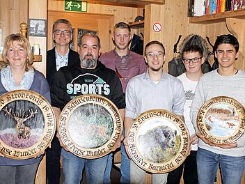 Uwe Deckelmann (Dritter von links) ist der neue Schützenkönig in Nordhalben. Im Bild die weiteren Titelträger (von links) Anja Beitz, Schützenmeister Harald Wunder, Jonas Ruf, Dominik Dietz, Markus Kübrich und Manuel Pötzl Foto: Michael Wunder