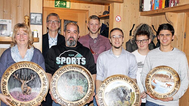 Uwe Deckelmann (Dritter von links) ist der neue Schützenkönig in Nordhalben. Im Bild die weiteren Titelträger (von links) Anja Beitz, Schützenmeister Harald Wunder, Jonas Ruf, Dominik Dietz, Markus Kübrich und Manuel Pötzl Foto: Michael Wunder