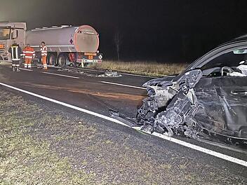 Der Seat wurde bei der Kollision mit dem Tanklastzug auf der Bundesstra&szlig;e 303 total besch&auml;digt.  Foto: News5