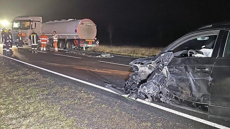 Der Seat wurde bei der Kollision mit dem Tanklastzug auf der Bundesstra&szlig;e 303 total besch&auml;digt.  Foto: News5