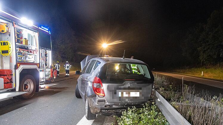 A73 bei Bamberg: Heftiger Auffahr-Unfall f&uuml;hrt zu Sperrung - 19-J&auml;hriger rast in Mercedes-Heck