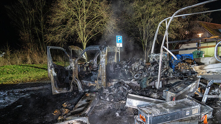 A70 im Kreis Haßberge: Fahrer (19) bemerkte Ruckeln - Transporter geht in Flammen auf