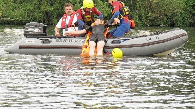 Die Übung simuliert eine kritische Situation: Es besteht Gefahr für Opfer und Retter: Nadine Geldner muss schnellstmöglich geborgen werden. Fotos: Monika Schütz