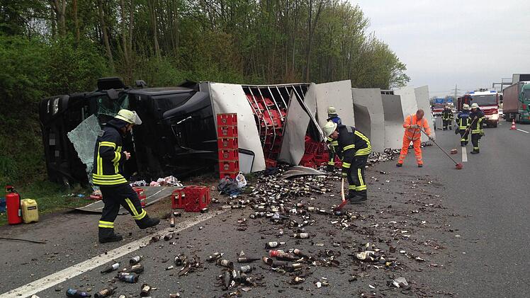 Die Erlanger Feuerwehr kehrte die Scherben zusammen. Foto: News5 / Fuchs