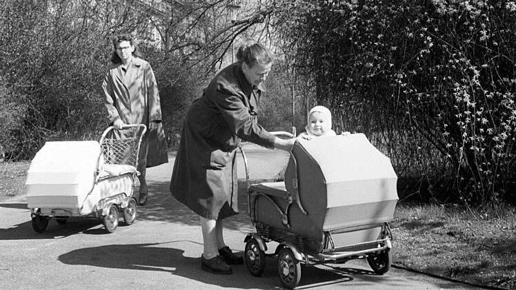 Gestatten: Ein kleiner Naseweis spitzt auf dem Foto von 1964 aus seinem Kinderwagen. Im Jahrgang der Babyboomer wurden knapp 1,4 Millionen Kinder geboren. Gehören Sie auch dazu? Foto: imago