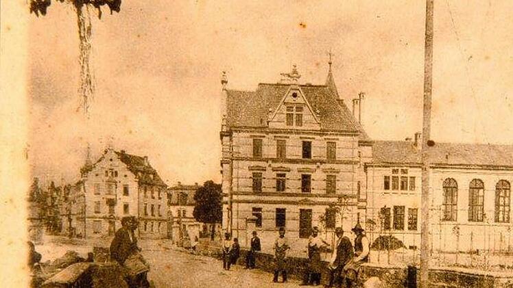 1899 als Gesellenhaus erbaut, ist das Kolpinghaus auf dieser Postkarte (von 1900) noch ohne den südlichen Anbau zu sehen. Foto: Stadtarchiv