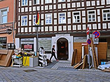 Wieder schließt ein Geschäft uin der Innenstadt, zu sehen an den vielen Gegenständen vor dem Gebäude und dem Plakat im zugeklebten Schaufenster. Mit der Frage, ob ein Mehr an Touristen die Schließung von Geschäften verhindern kann, befasste sich der Bürgerverein Coburg Stadt am Mittwochabend in der Gaststätte Henneberger Haus. Foto: Gabi Arnold